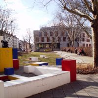  Stresemannplatz mit Spielplatz: Beton-Elemente und Wasserlauf im Zick-Zick-Kurs; Foto P. Frank.